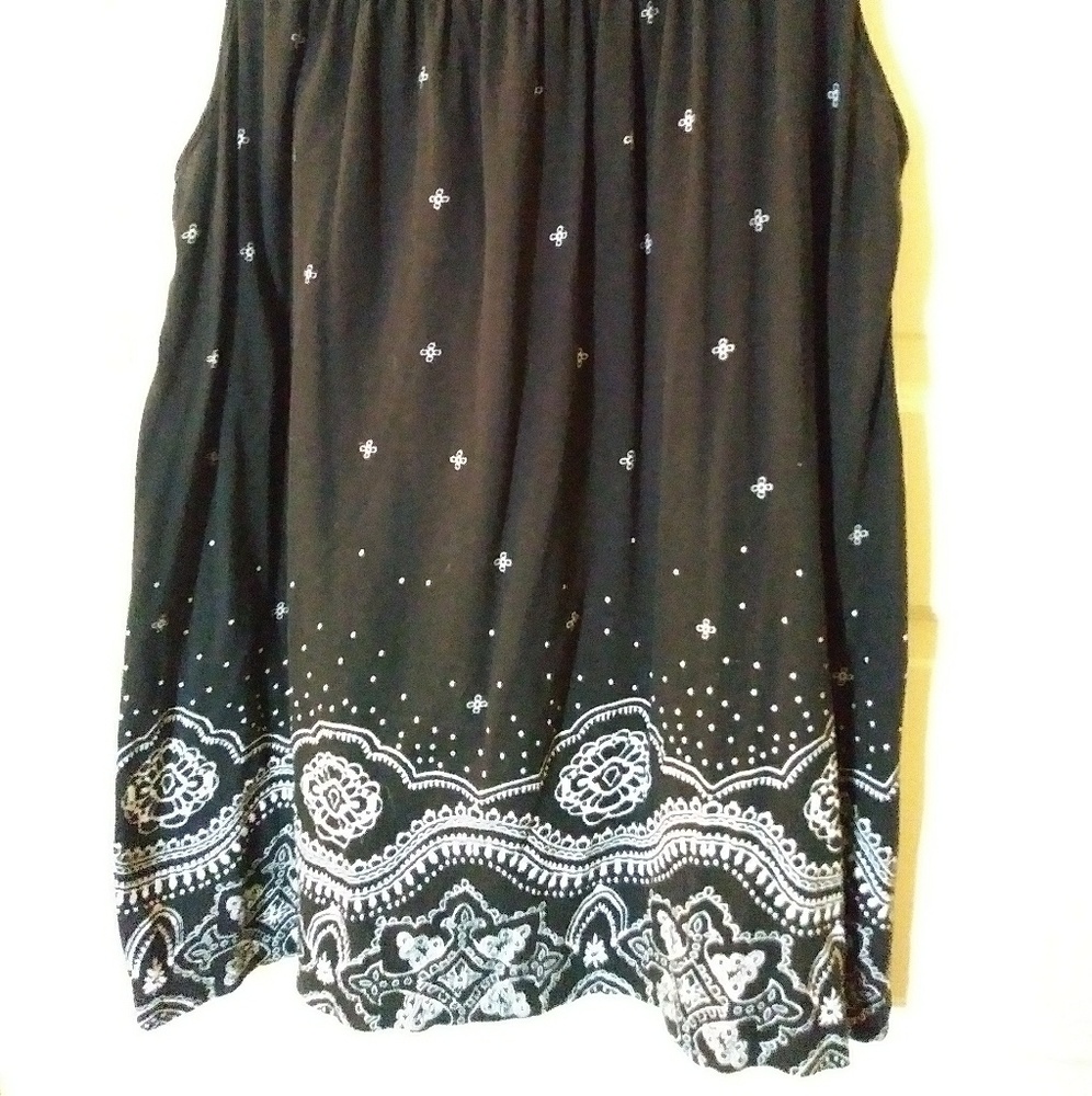 🌴$5 DEAL! Black sleeveless top - Picture 4 of 7